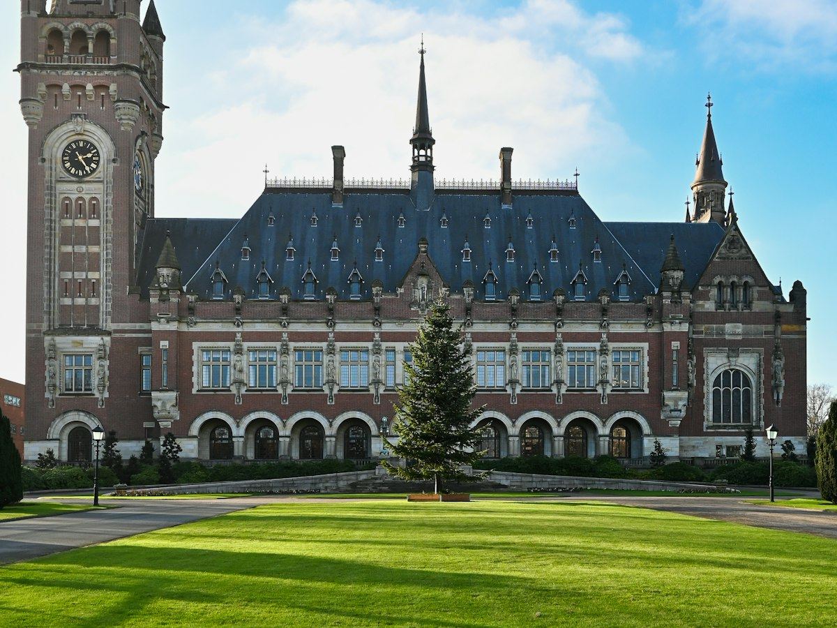 Advocaat aan het werk met dossierstukken