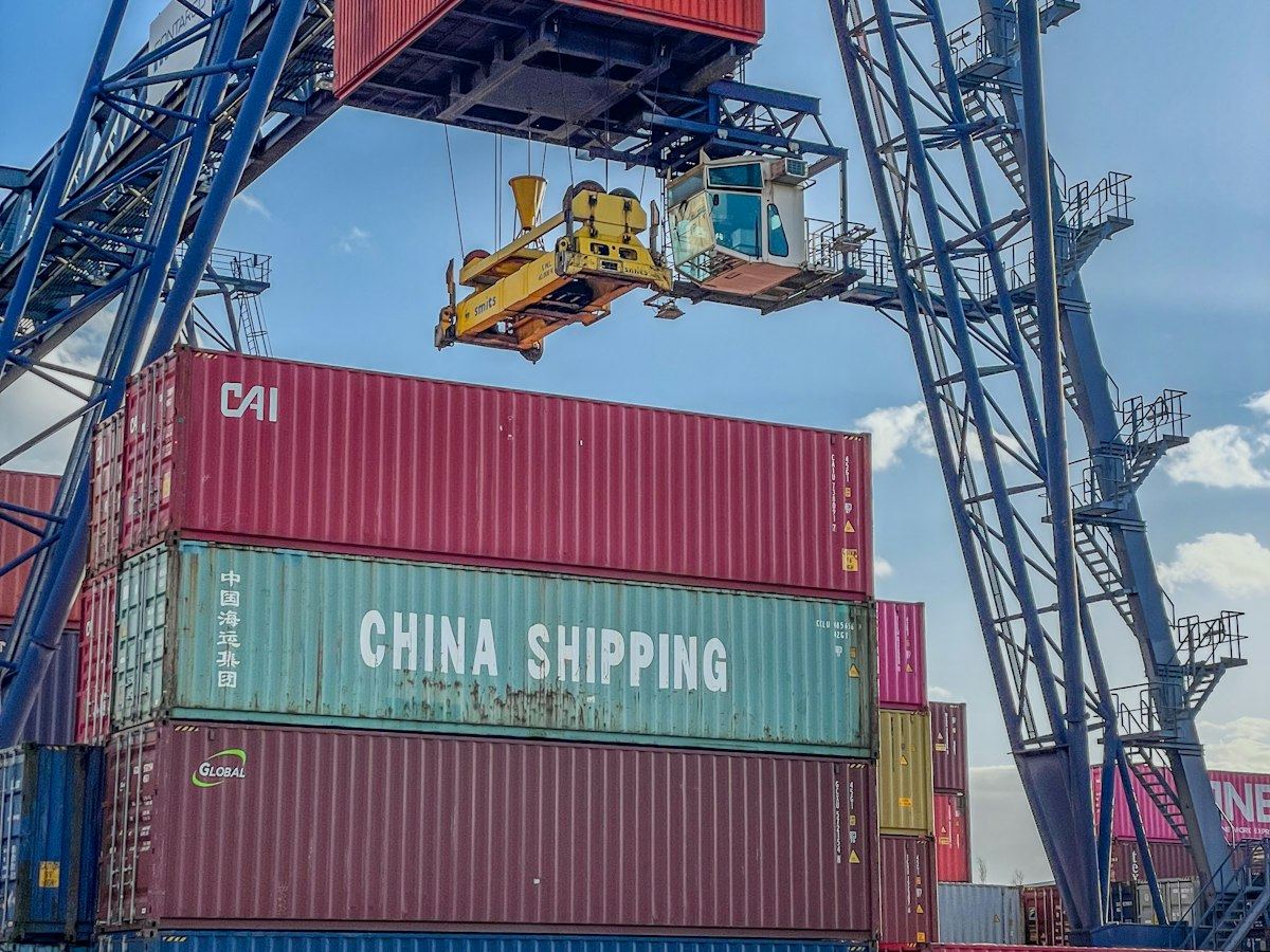 Containers worden gelost met een kraan