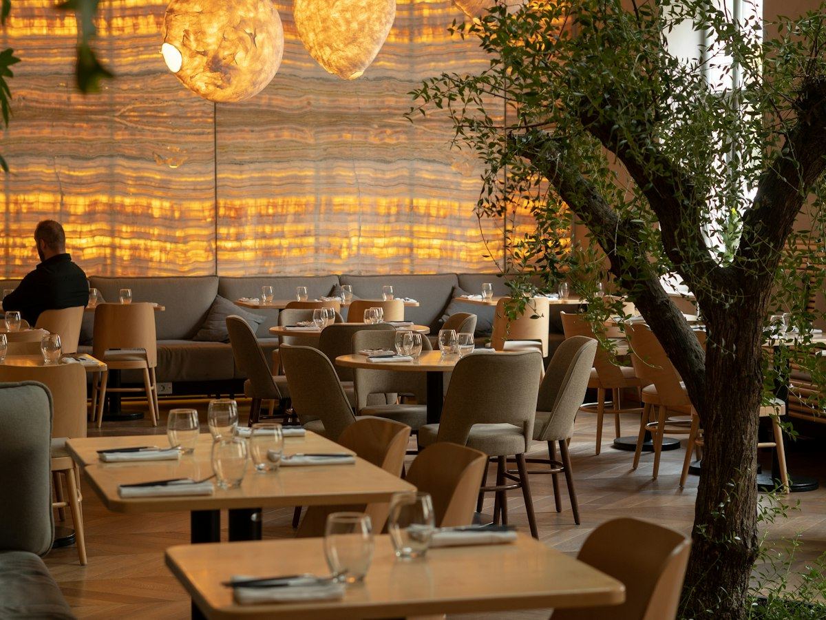 Restaurant in de avond