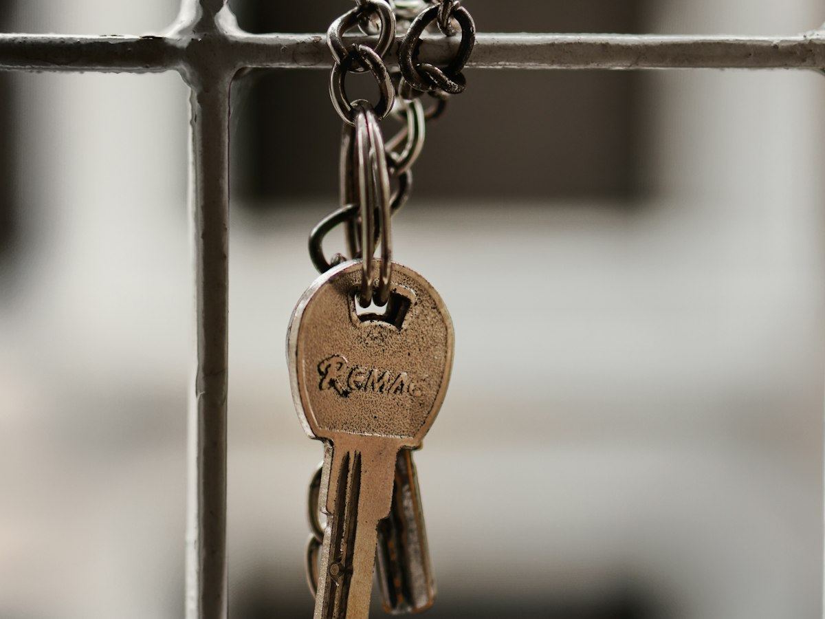 Sleutels van een woning in het slot